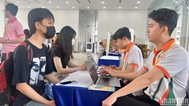 Sinh viên tham gia tìm hiểu môi trường, công việc tại doanh nghiệp.