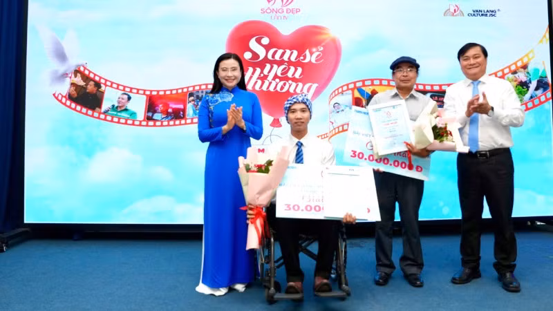 Đại diện Ban tổ chức trao giải cho tác giả và nhân vật tại chương trình. Đại diện Ban tổ chức trao giải cho tác giả và nhân vật tại chương trình.
