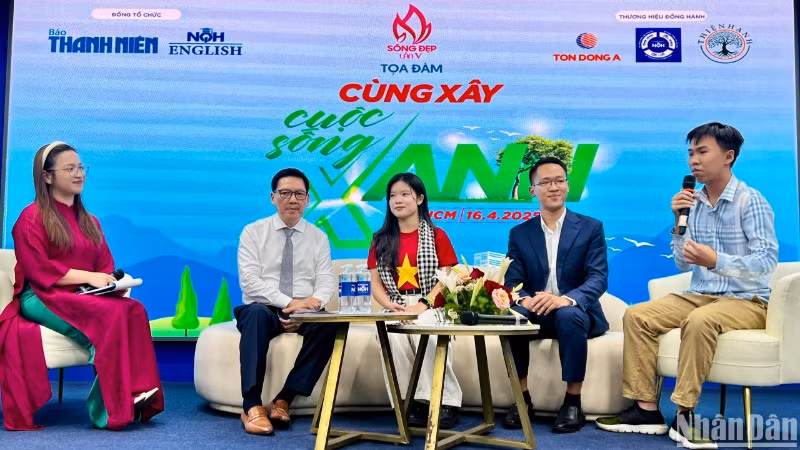 Các khách mời tham gia tọa đàm với chủ đề “Cùng xây cuộc sống xanh”.