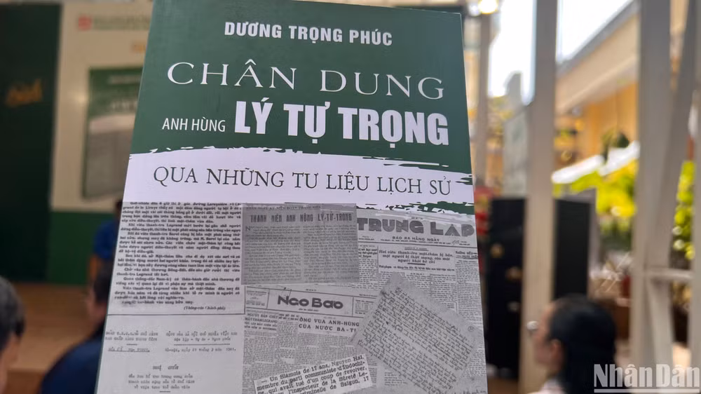 Bìa tác phẩm “Chân dung Anh hùng Lý Tự Trọng qua nhưng tư liệu lịch sử” của tác giả Dương Trọng Phúc