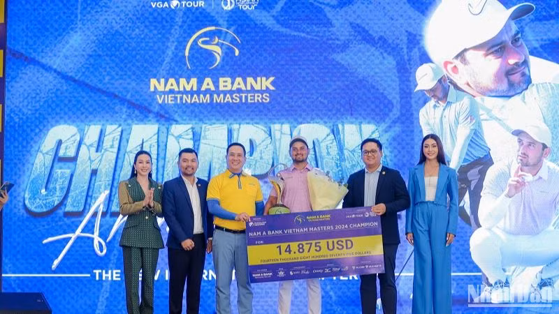 Vận động viên Ahmad Baig đến từ Pakistan lên ngôi vô địch của giải Nam A Bank Vietnam Masters 2024.