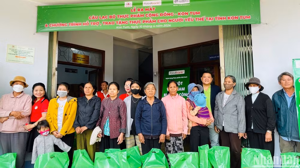 Các đơn vị trao quà cho các gia đình khó khăn nhân lễ ra mắt mô hình. Các đơn vị trao quà cho các gia đình khó khăn nhân lễ ra mắt mô hình.