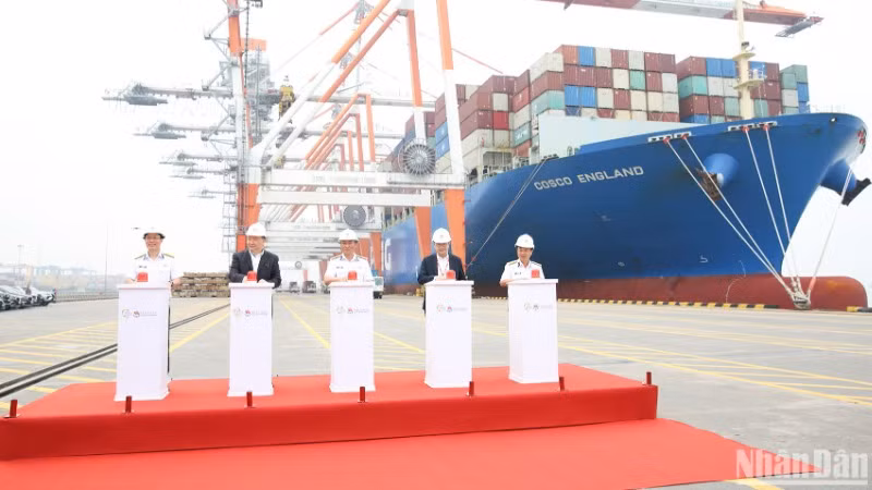 Các đại biểu làm lễ đón TEU thứ một triệu thông qua cảng trong năm 2024