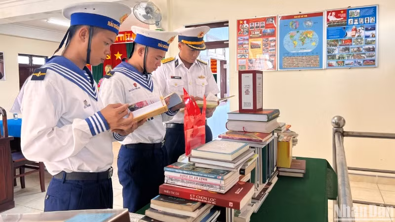 Cán bộ, chiến sĩ đảo Đá Đông A đọc sách tại tủ sách của đơn vị.