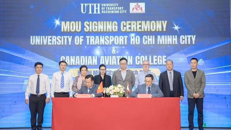 Trường Đại học Giao thông vận tải Thành phố Hồ Chí Minh ký kết hợp tác với Viện hàng không Canada trong lĩnh vực đào tạo nhân lực ngành hàng không. (Ảnh: UTH)