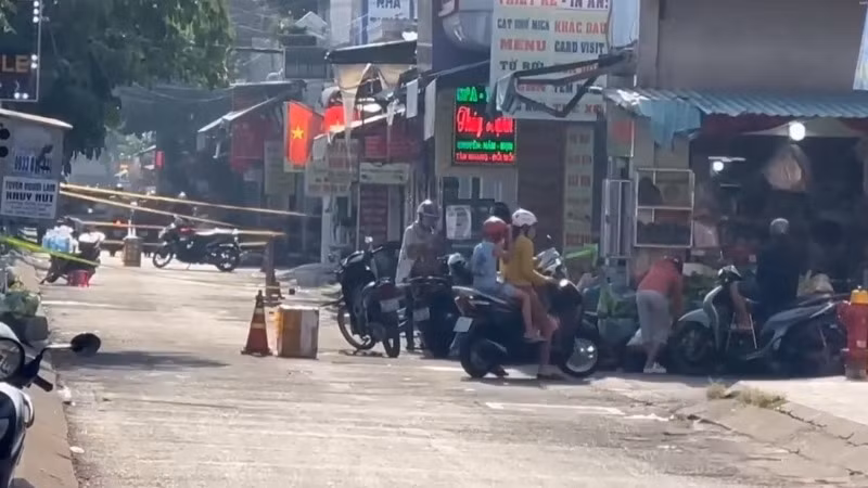 Lực lượng chức năng phong tỏa hiện trường vụ cháy. (Ảnh: CTV)