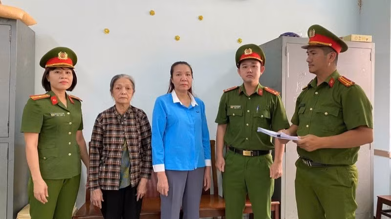 Bà Giáp Thị Sông Hương (áo xanh) và bà Trang Mỹ Nhanh tại cơ quan Công an. (Ảnh: Công an cung cấp)