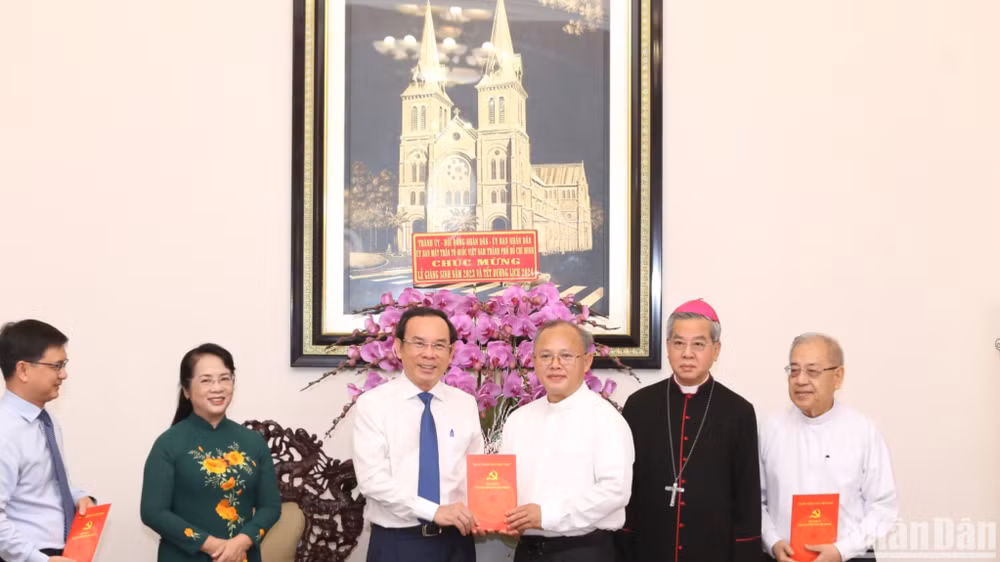 Bí thư Thành ủy Thành phố Hồ Chí Minh Nguyễn Văn Nên cùng các đồng chí trong đoàn chúc mừng Giáng sinh đến Tổng Giáo phận Thành phố Hồ Chí Minh.