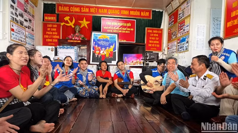 Đoàn cán bộ, nhân dân Thành phố Hồ Chí Minh giao lưu cùng cán bộ, chiến sĩ tại Nhà giàn DK1/10. Đoàn cán bộ, nhân dân Thành phố Hồ Chí Minh giao lưu cùng cán bộ, chiến sĩ tại Nhà giàn DK1/10.