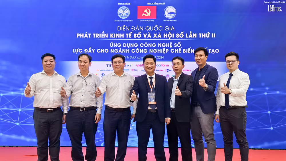 Phó Tổng Giám đốc EVNHCMC Luân Quốc Hưng (ngoài cùng bên trái) cùng các đại biểu dự Diễn đàn. Phó Tổng Giám đốc EVNHCMC Luân Quốc Hưng (ngoài cùng bên trái) cùng các đại biểu dự Diễn đàn.