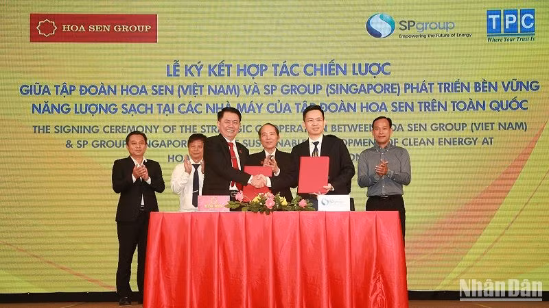 Đại diện hai đơn vị thực hiện ký kết hợp tác về năng lượng sạch.