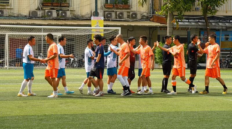Các cầu thủ đội Phóng viên Đời sống Xã hội và Báo Thanh Niên bắt tay trước trận đấu
