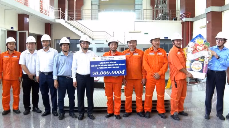 Tổng Công ty, Công đoàn EVNGENCO3 trao quà cho Đoàn viên, người lao động tại Nhà máy Thủy điện Buôn Tua Srah (Ảnh: EVNGENCO3)