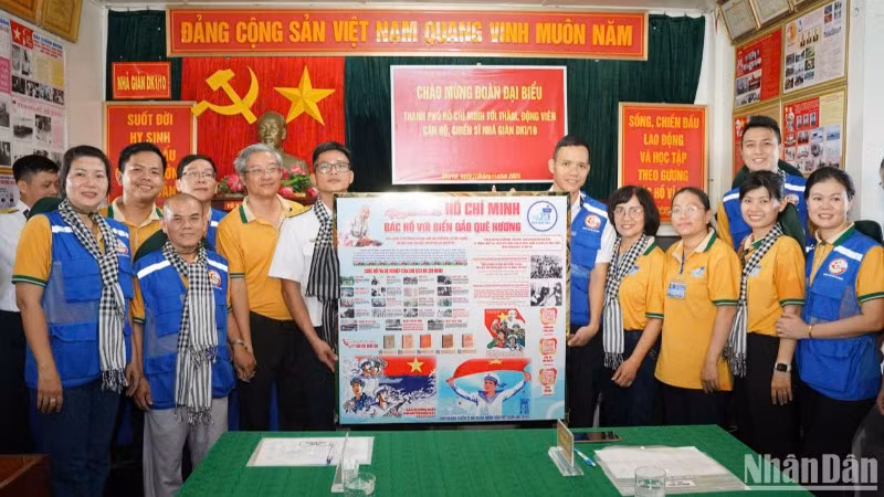 Nhân dân Thành phố Hồ Chí Minh trao Không gian văn hóa Hồ Chí Minh đến cán bộ, chiến sĩ nhà giàn DK1/10.