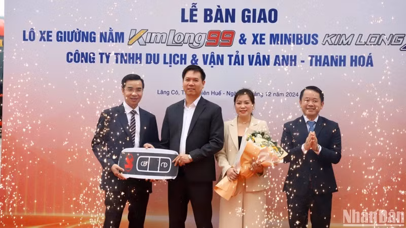 Đại diện hai doanh nghiệp làm lễ bàn giao xe.