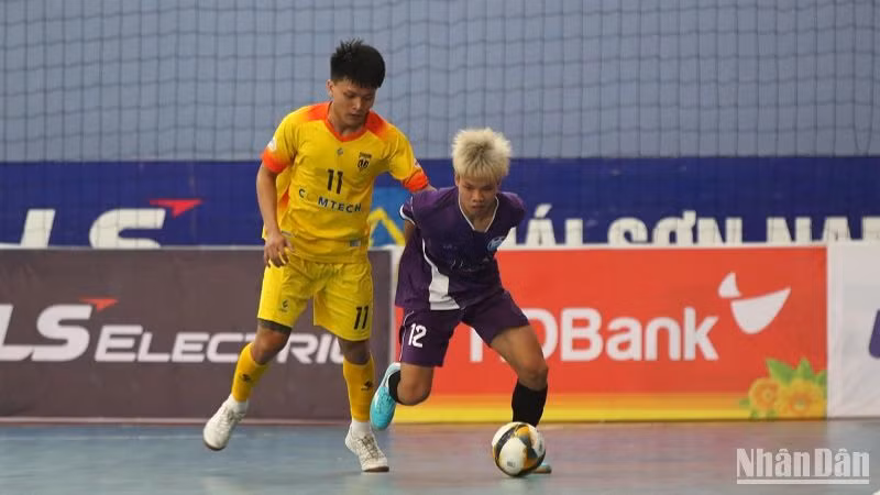 Các cầu thủ Sài Gòn Titans Thành phố Hồ Chí Minh (áo vàng) và Hà Nội trong trận đối đầu chiều 18/7.