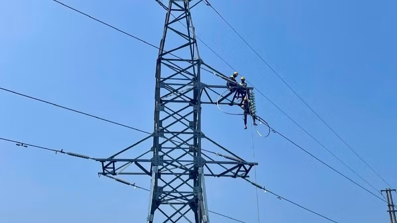 Công nhân các đơn vị làm việc dưới thời tiết nắng nóng tại công trường thi công Cải tạo nâng khả năng tải đường dây 110kV TBA 220kV Bảo Lộc-Di Linh