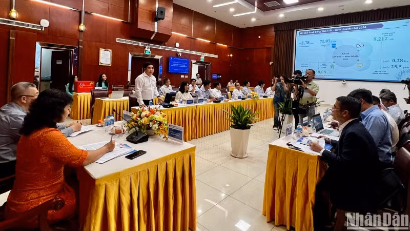 Lãnh đạo ngành điện Thành phố Hồ Chí Minh báo cáo công tác cấp điện dịp Tết Nguyên đán 2025 và mùa khô với lãnh đạo Bộ Công thương. Lãnh đạo ngành điện Thành phố Hồ Chí Minh báo cáo công tác cấp điện dịp Tết Nguyên đán 2025 và mùa khô với lãnh đạo Bộ Công thương.