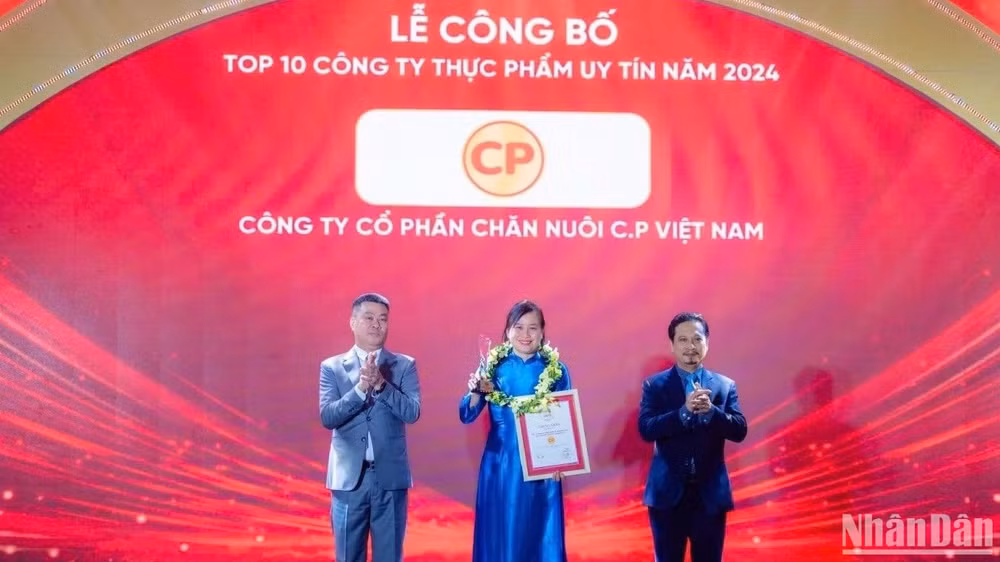 Đại diện C.P. Việt Nam nhận chứng nhận, Kỷ niệm chương từ ban tổ chức chương trình