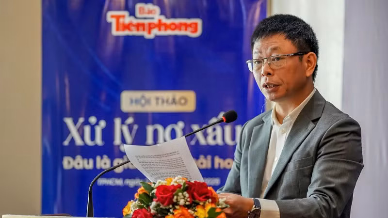 Nhà báo Phùng Công Sưởng, Tổng Biên tập Báo Tiền Phong phát biểu đề dẫn hội thảo. (Ảnh: Báo Tiền Phong)