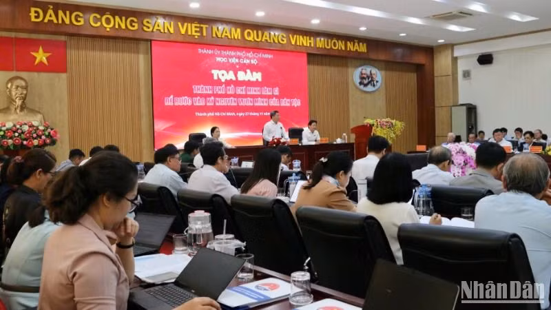 Quang cảnh buổi tọa đàm.