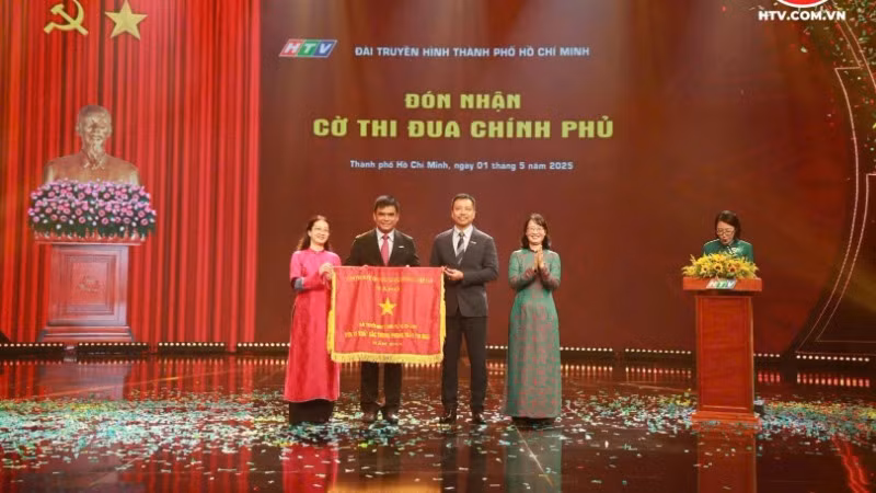 Tập thể Đài truyền hình Thành phố Hồ Chí Minh vinh dự đón nhận Huân chương Lao động hạng Nhất.