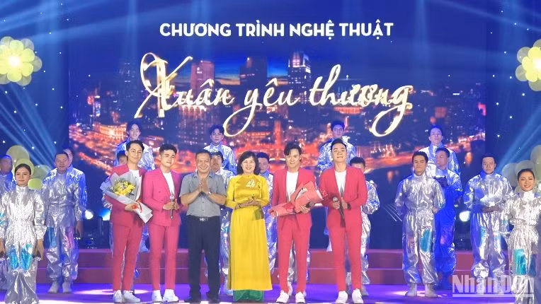 Ban Tổ chức tri ân các nghệ sĩ tham gia chương trình văn nghệ "Xuân yêu thương"