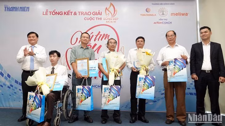 Ban tổ chức giao lưu, tặng hoa các nhân vật truyền cảm hứng trong cuộc thi.