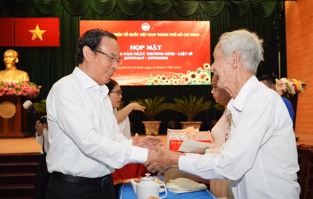 Bí thư Thành ủy Thành phố Hồ Chí Minh Nguyễn Văn Nên trao quà tri ân cho một gia đình có công với cách mạng.
