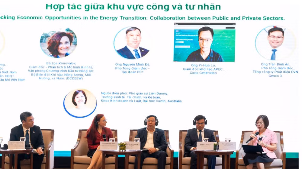 Ông Trần Đình Ân, Phó Tổng Giám đốc EVNGENCO3 (thứ 2 từ phải qua) tham gia thảo luận tại Hội nghị.