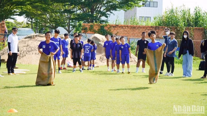 Trẻ em thích thú với trò chơi thi nhảy bao bố. Trẻ em thích thú với trò chơi thi nhảy bao bố.