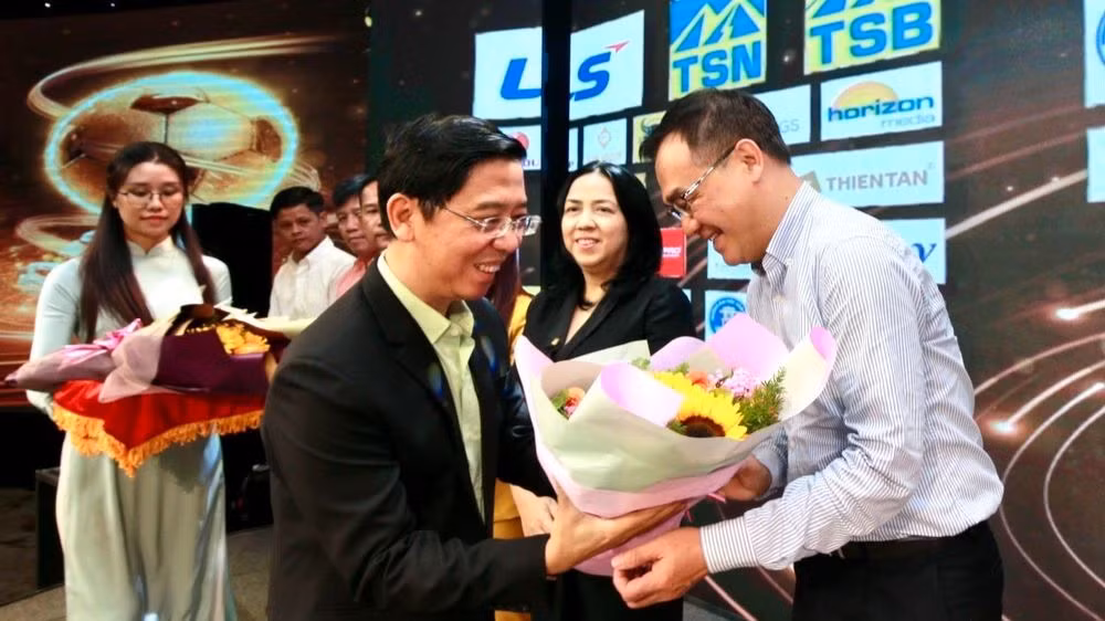 Ban Tổ chức tặng hoa các đơn vị đồng hành cùng chương trình.
