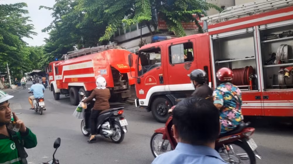 Lực lượng phòng cháy, chữa cháy tổ chức dập lửa tại hiện trường. (Ảnh: BQ)