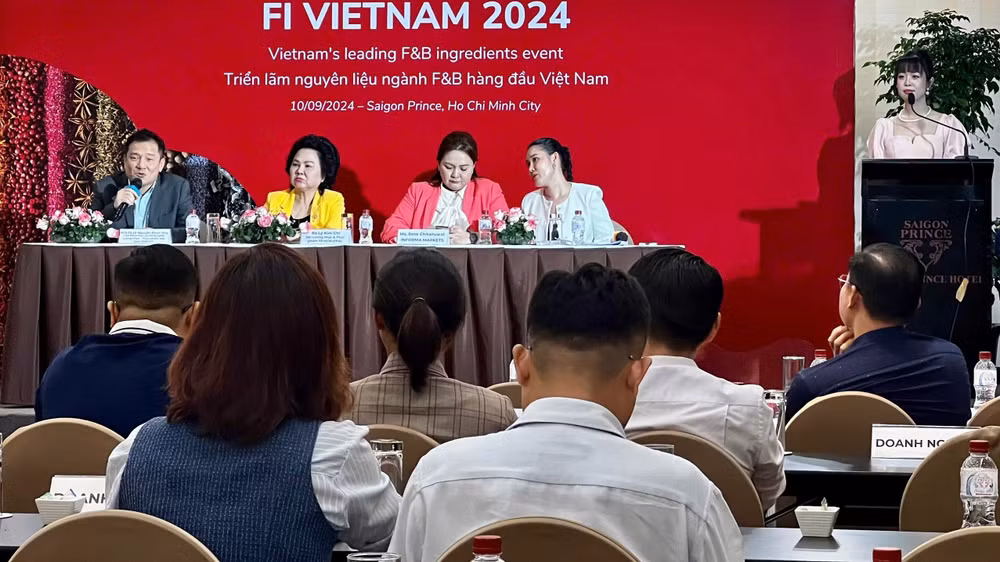 Ban tổ chức trao đổi thông tin về chương trình triển lãm. (Ảnh: Ban tổ chức cung cấp)