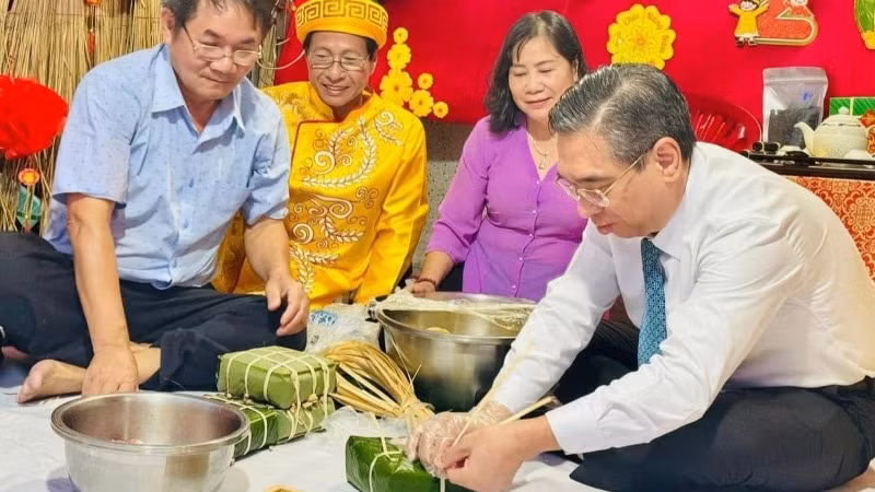 Lãnh đạo Thành phố Hồ Chí Minh tham gia gói bánh chưng cùng người dân thành phố trong dịp Tết cổ truyền dân tộc