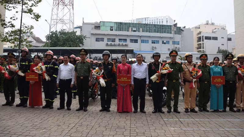 Lãnh đạo thành phố tặng hoa các đơn vị ra quân thực hiện nhiệm vụ.