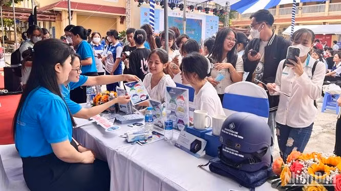 Sinh viên trường Đại học Sài Gòn tìm hiểu cơ hội việc làm tại Ngân hàng Sài Gòn Sinh viên trường Đại học Sài Gòn tìm hiểu cơ hội việc làm tại Ngân hàng Sài Gòn