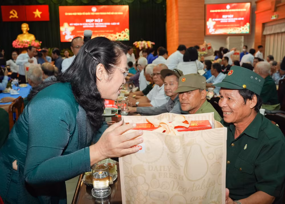 Lãnh đạo Ủy ban Mặt trận Tổ quốc Thành phố Hồ Chí Minh trao quà cho một thương binh.
