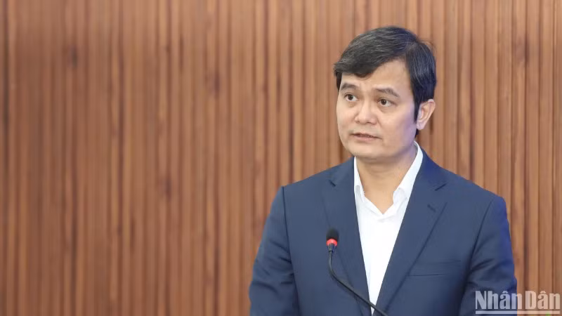 Đồng chí Bùi Quang Huy, Ủy viên dự khuyết Trung ương Đảng, Bí thư thứ nhất Trung ương Đoàn Thanh niên Cộng sản Hồ Chí Minh phát biểu khai mạc hội thảo. Đồng chí Bùi Quang Huy, Ủy viên dự khuyết Trung ương Đảng, Bí thư thứ nhất Trung ương Đoàn Thanh niên Cộng sản Hồ Chí Minh phát biểu khai mạc hội thảo.