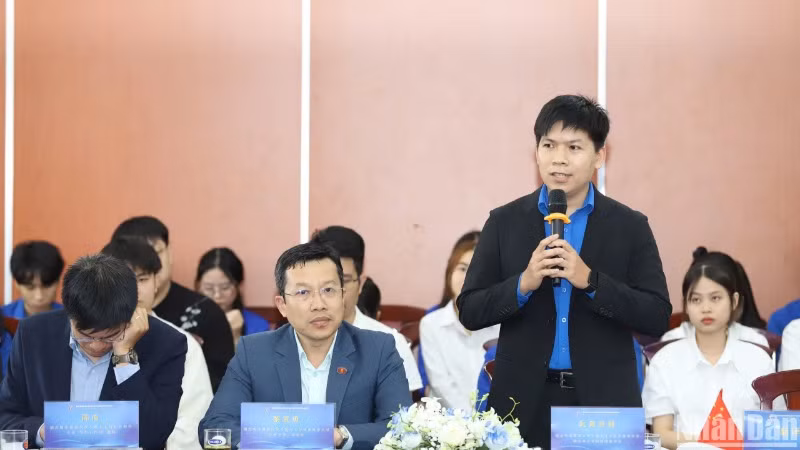 Đại diện thanh niên Việt Nam phát biểu ý kiến tại hội thảo.