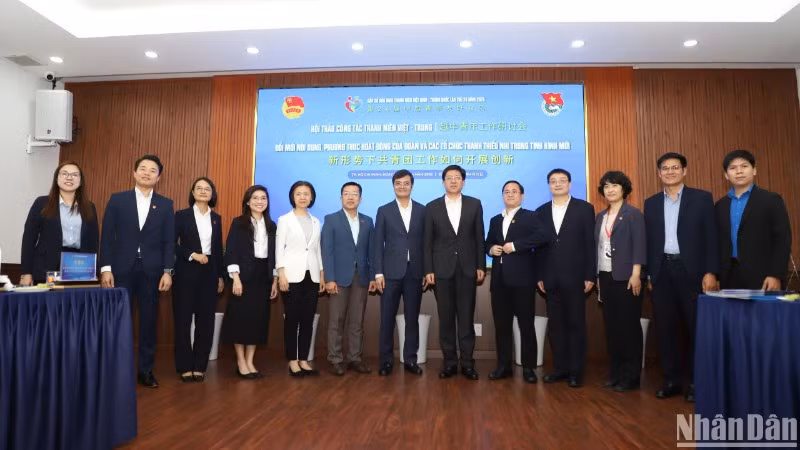 Thanh niên hai nước chụp hình lưu niệm tại hội thảo. Thanh niên hai nước chụp hình lưu niệm tại hội thảo.