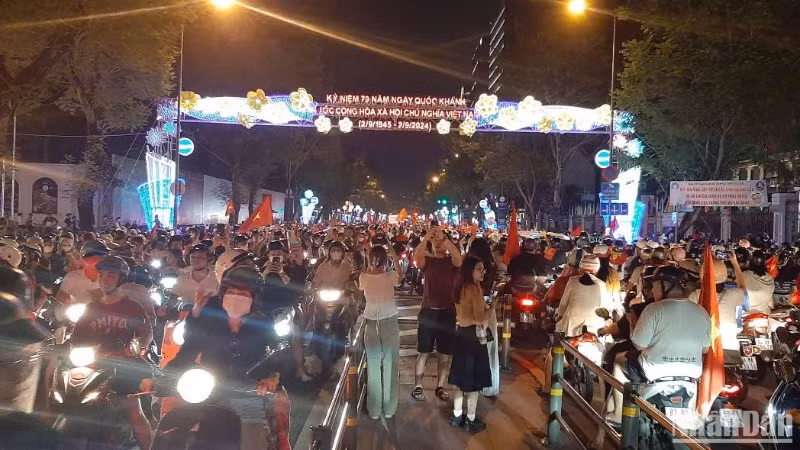 Người dân Thành phố Hồ Chí Minh ra đường ăn mừng chức vô địch của tuyển Việt Nam Người dân Thành phố Hồ Chí Minh ra đường ăn mừng chức vô địch của tuyển Việt Nam