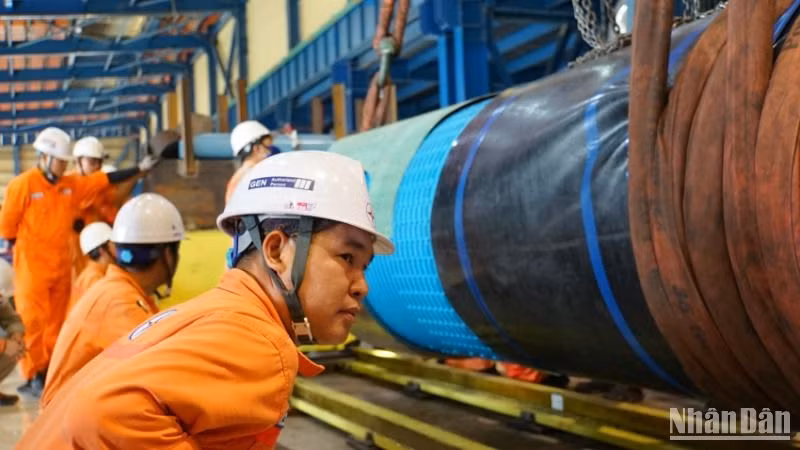 Kỹ sư EPS thực hiện công tác rút rotor máy phát.