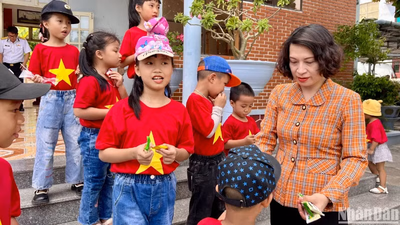 Phó Giáo sư, Tiến sĩ Nguyễn Thị Liên Hương, Thứ trưởng Y tế thăm hỏi các em thiếu nhi trên đảo Song Tử Tây trong chuyến công tác ra quần đảo Trường Sa năm 2024. Phó Giáo sư, Tiến sĩ Nguyễn Thị Liên Hương, Thứ trưởng Y tế thăm hỏi các em thiếu nhi trên đảo Song Tử Tây trong chuyến công tác ra quần đảo Trường Sa năm 2024.