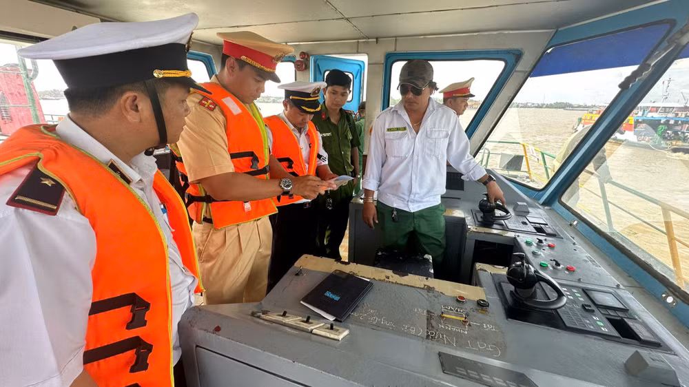 Cảnh sát giao thông kiểm tra điều kiện hoạt động của phương tiện đường thủy chiều 30/8 Cảnh sát giao thông kiểm tra điều kiện hoạt động của phương tiện đường thủy chiều 30/8
