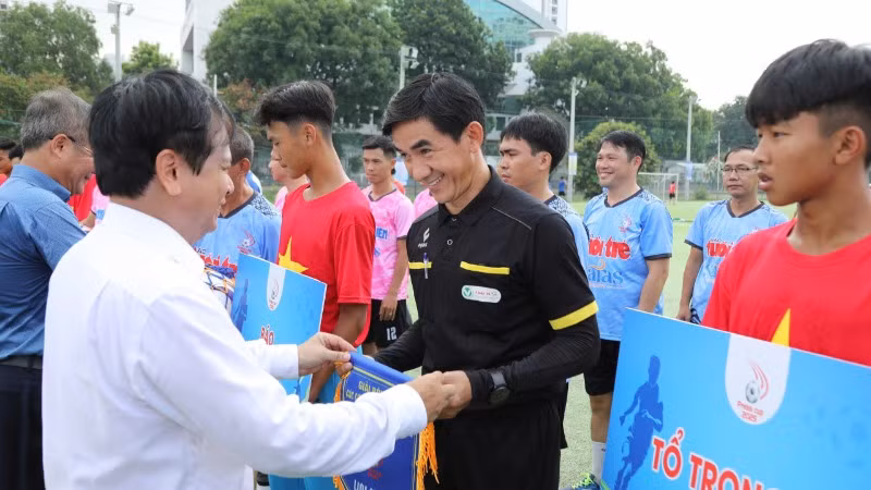 Lãnh đạo Hội Nhà báo Việt Nam trao cờ lưu niệm cho đại diện các đội bóng, tổ trọng tài tham dự giải đấu.