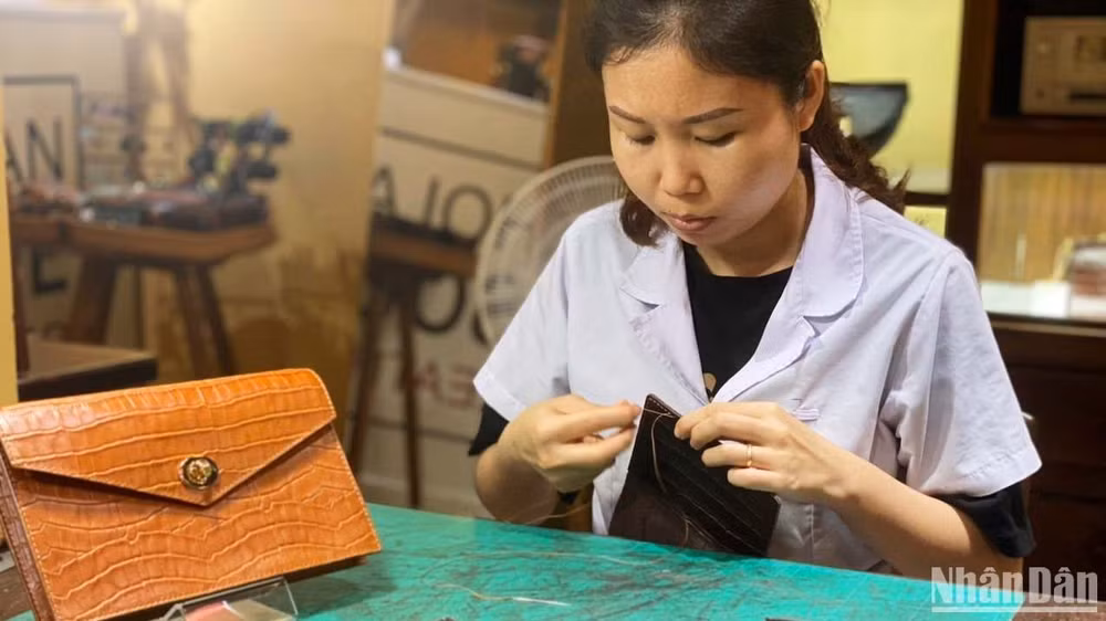 Người thợ thủ công trẻ của Hoi An Soul đang tỉ mỉ thực hiện những sản phẩm vừa đẹp mắt vừa có tính ứng dụng cao.