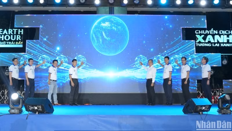 Lãnh đạo EVNSPC và các đại biểu thực hiện nghi thức Tắt đèn hưởng ứng Chiến dịch Giờ Trái đất 2025.