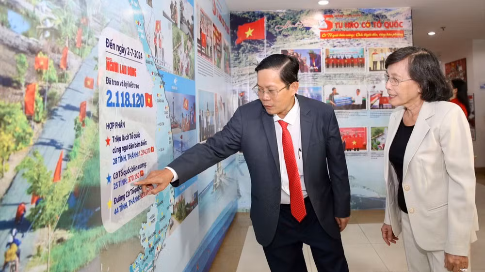 Tổng biên tập Báo Người Lao Động giới thiệu về chương trình “Tự hào cờ Tổ quốc” cho đại biểu dự chương trình. Tổng biên tập Báo Người Lao Động giới thiệu về chương trình “Tự hào cờ Tổ quốc” cho đại biểu dự chương trình.