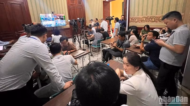 Các cơ quan thông tấn báo chí theo dõi, đưa tin phiên xét xử.